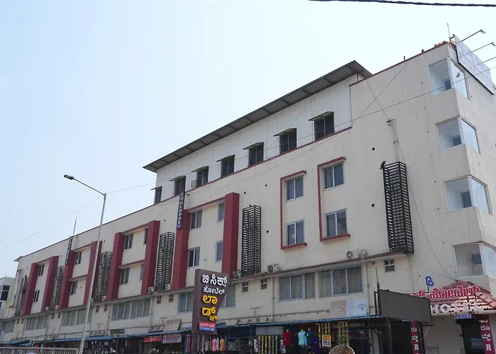 Family Hotel: B Six Hotel